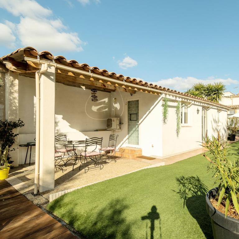 Gite du stade Grand Studio 2 lits parking - Studio - Vue sur Piscine - 4