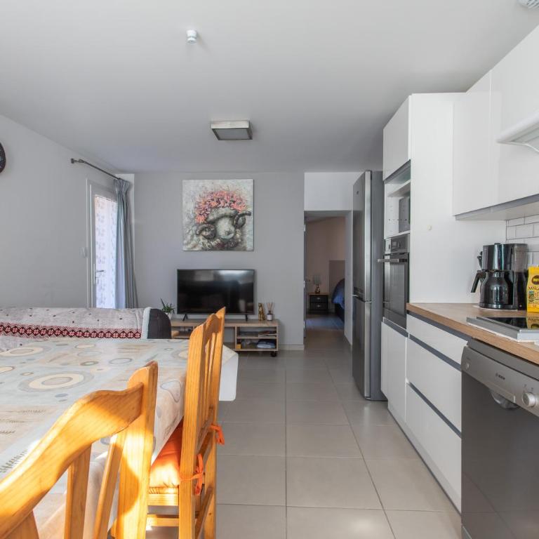 Le bélier climatisé 2nd étage avec balcon au centre ville d'Embrun - Appartement 1 Chambre - 1