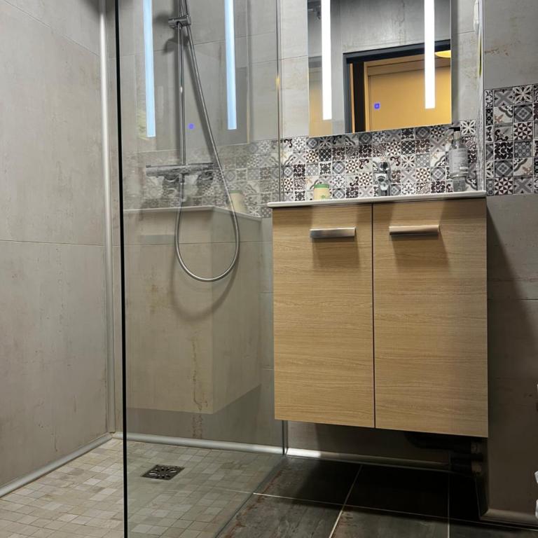 Hôtel Lacour - Chambre Double Supérieure avec Balcon et Vue sur le Jardin - 1