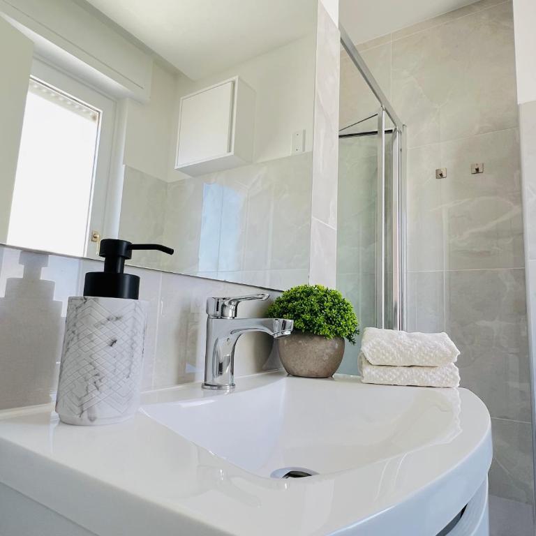Corso Venezia - Double Room with Private Bathroom - 8