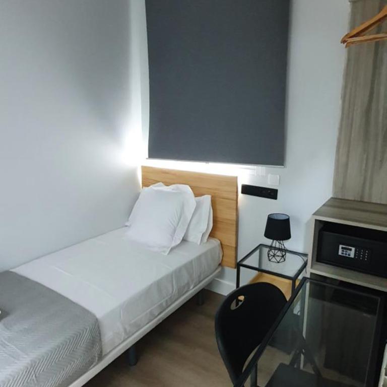 CH Lemon Rooms by HEBEROOMS - Single Room with Private Bathroom - 1