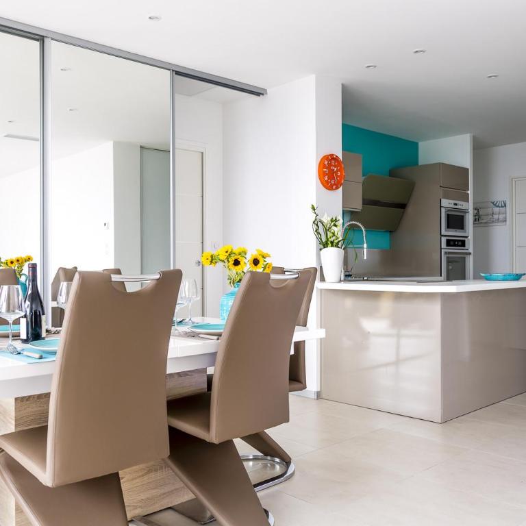 Seafront Apartment with Large Terrace - Appartement 3 Chambres - 4