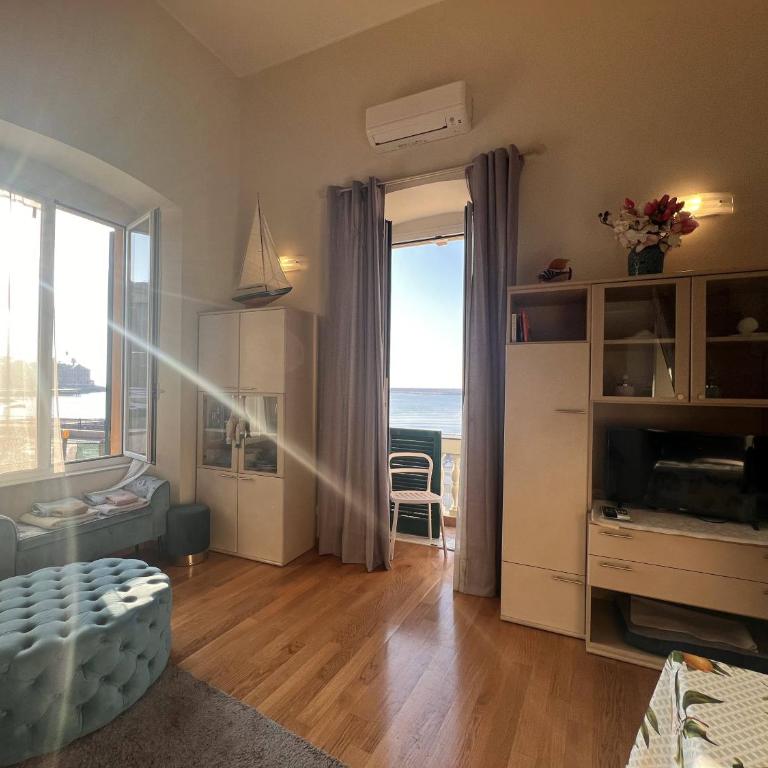 WELCOME RIVIERA - AL CASTELLO-VISTA MARE -ROMANTICO e CENTRALE a 20 METRI DAL MARE-toll parking at 20 euro per day to be booked in advance -subject to availability - Appartamentino su 2 Livelli - 26
