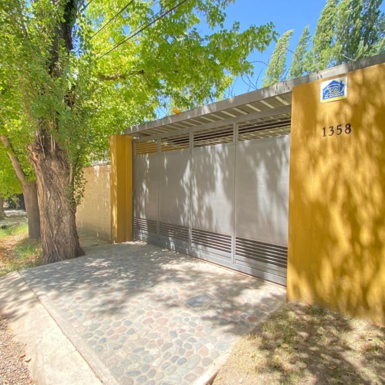 ENCANTO DE CHACRAS- Moderna-A metros de la plaza - Casa de 3 dormitorios - 2