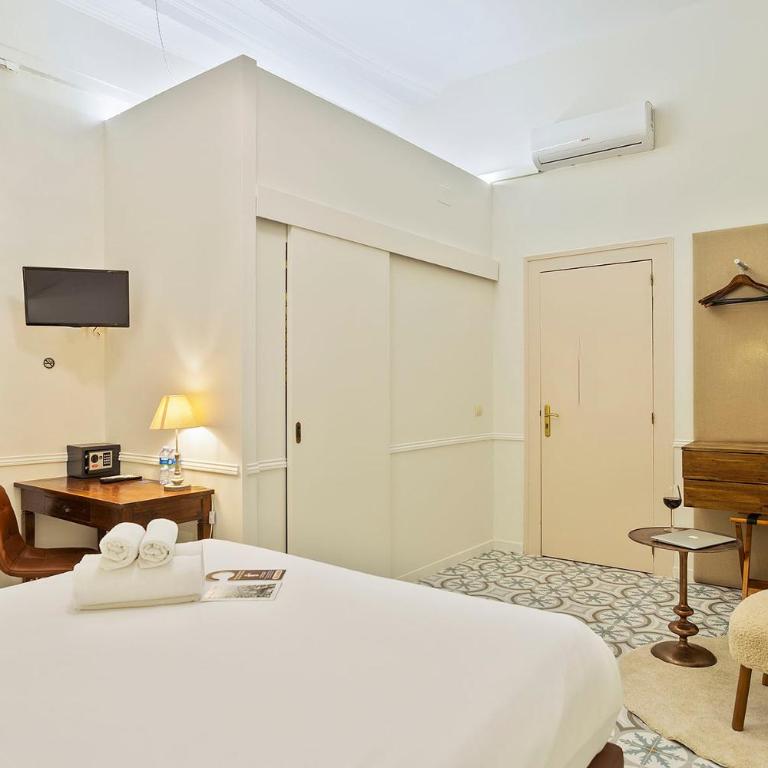 Mihlton Barcelona Boutique B&B - Standard Double Room Interior - 4