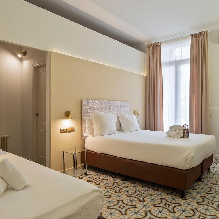 Mihlton Barcelona Boutique B&B - Superior Triple Room with Balcony - 3