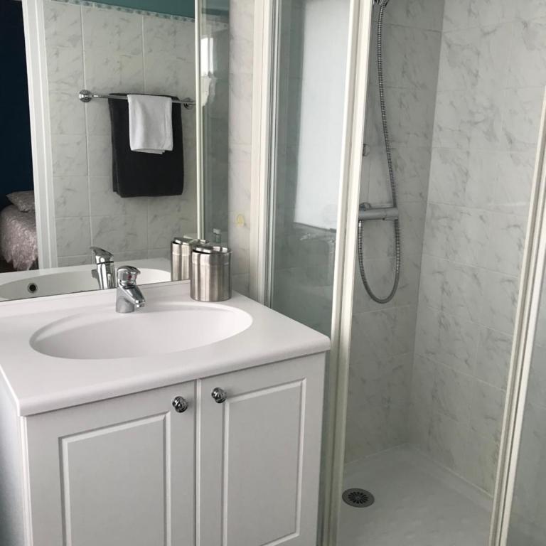 Jolie Chambre proche Centre Ville de Rennes - Chambre Double avec Salle de Bains Privative - 2