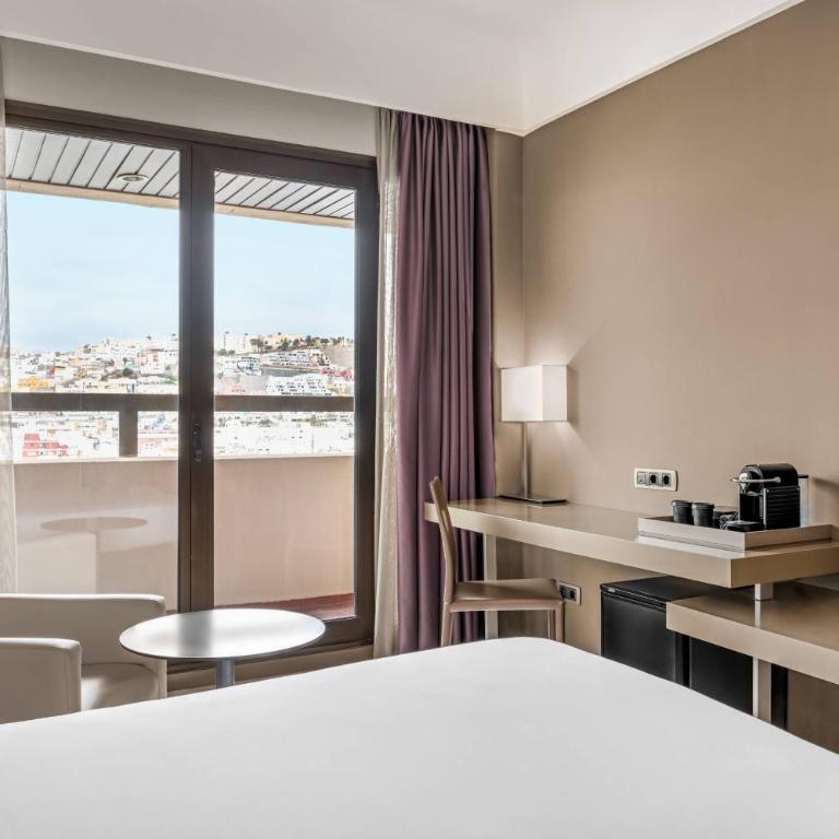 AC Hotel Iberia Las Palmas by Marriott - Habitación con cama extragrande y balcón - 1