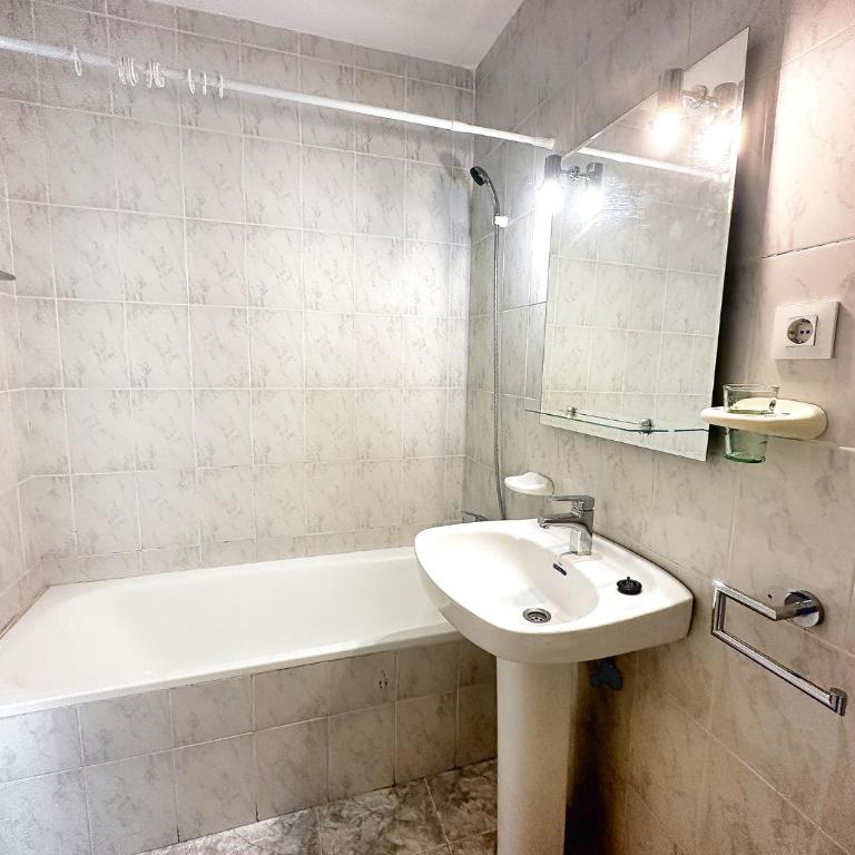 Skol 131 - Studio at Skol Building in Marbella centre with sea views. - Studio - 14