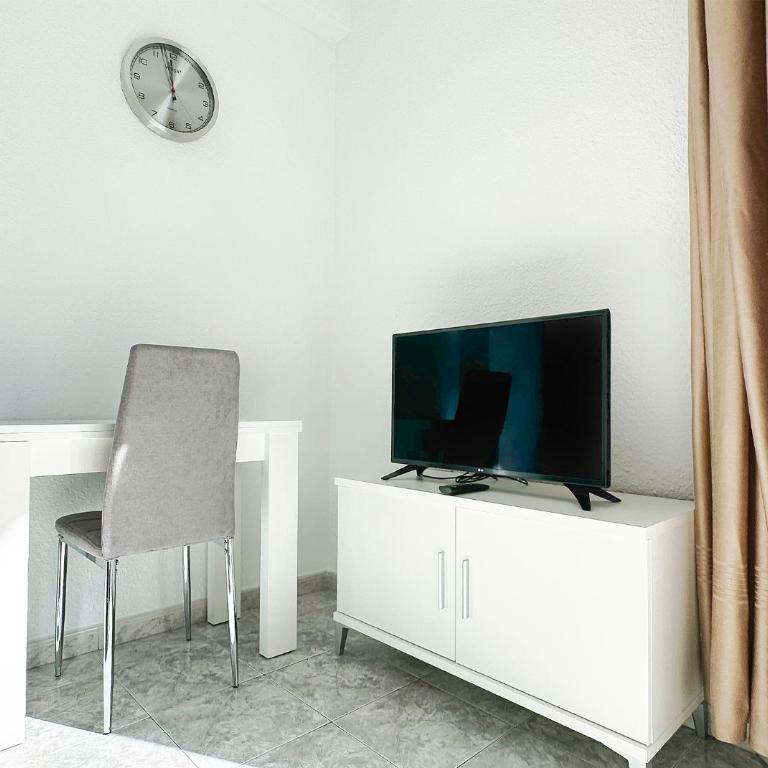 Skol 131 - Studio at Skol Building in Marbella centre with sea views. - Studio - 7