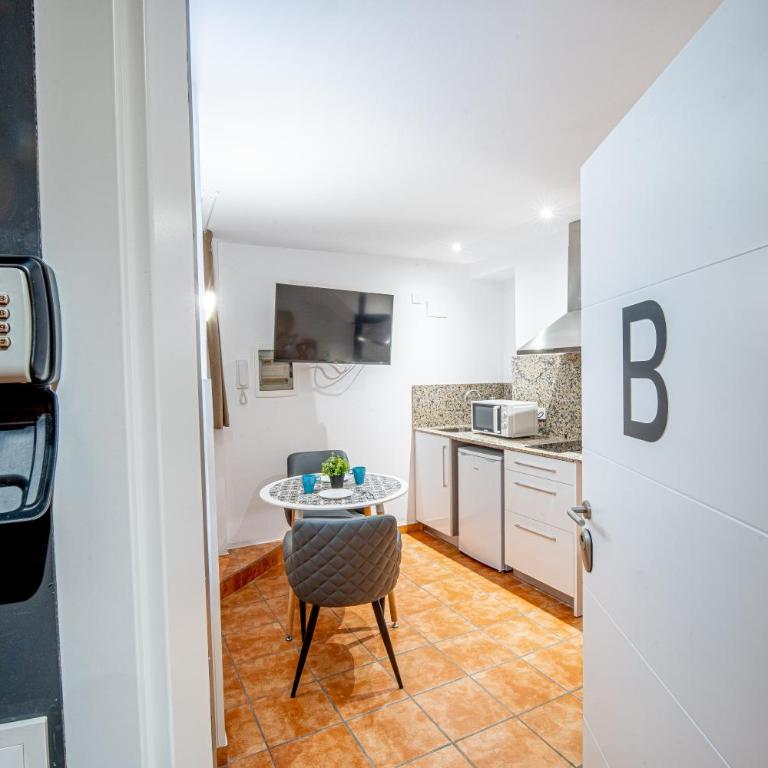 Planta baja en la muralla romana junto a la Catedral - Apartamento de 1 dormitorio - 2