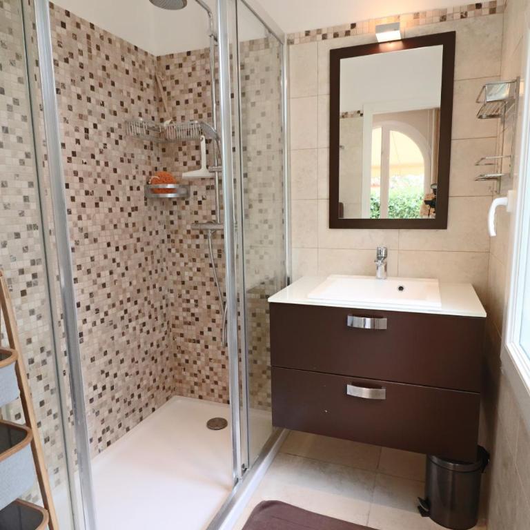 Charming Villa with Jacuzzi at 200m from beaches - Villa - 11