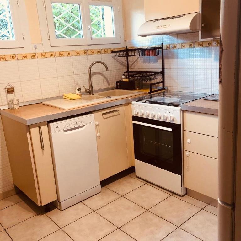 Votre séjour à Sanary DANS BAS DE VILLA avec 1 terrasse végétalisée et abritée exposition Est Sud Ouest à 400m du Centre ville en zone piétonne où tout peut se faire à pied - Apartamento de 1 dormitorio - 10