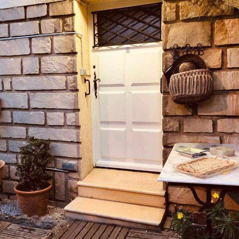 Votre séjour à Sanary DANS BAS DE VILLA avec 1 terrasse végétalisée et abritée exposition Est Sud Ouest à 400m du Centre ville en zone piétonne où tout peut se faire à pied - Apartamento de 1 dormitorio - 2