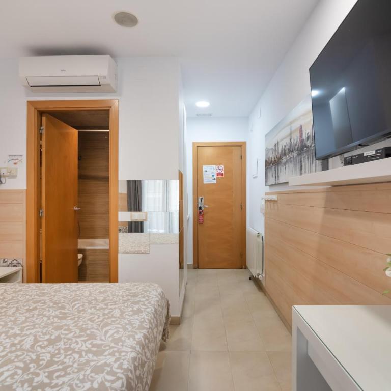 Hostal House - Double Room with Private Bathroom and Balcony - 5