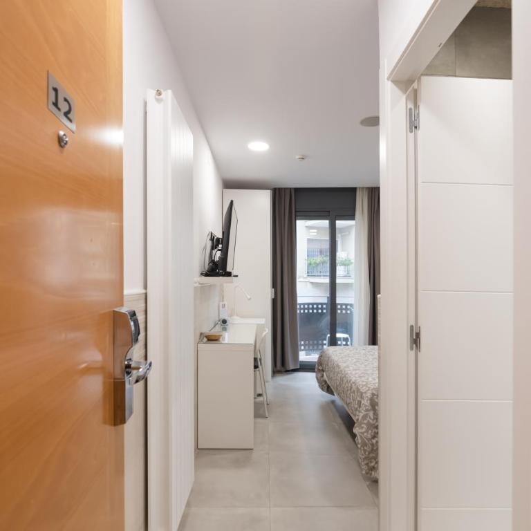 Hostal House - Double Room with Private Bathroom and Balcony - 8