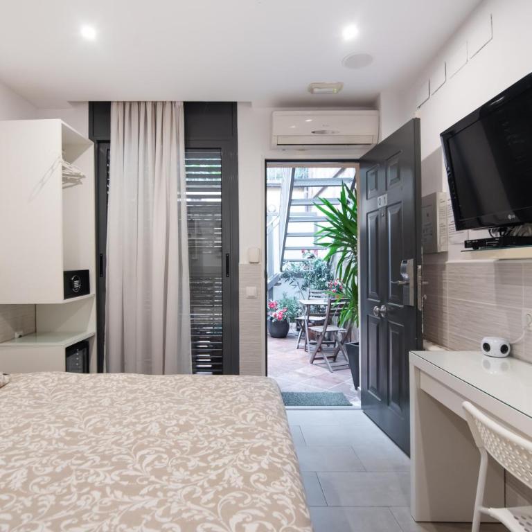 Hostal House - Double Room with Private Bathroom and Courtyard View - 3