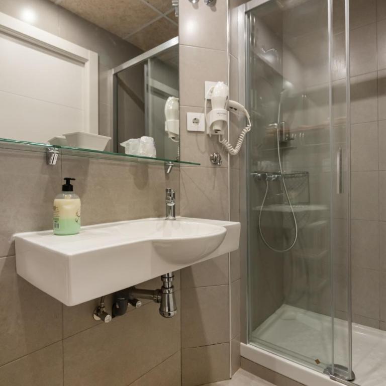 Hostal House - Double Room - 8