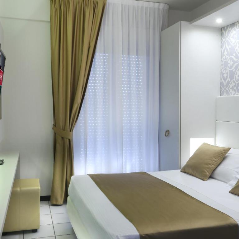 Hotel Ambassador - Deluxe Double or Twin Room - 4