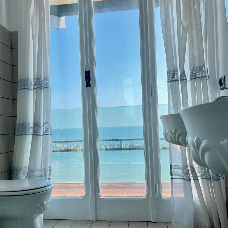 VILLA RITA SEA FRONT VIEW SANREMO - Parcheggio gratuito in struttura - Camera Matrimoniale Deluxe con Balcone e Vista Mare - 18