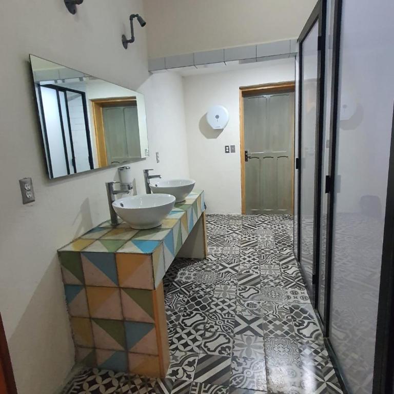 Hostalgia Casa Zul - Cama en dormitorio masculino compartido - 6