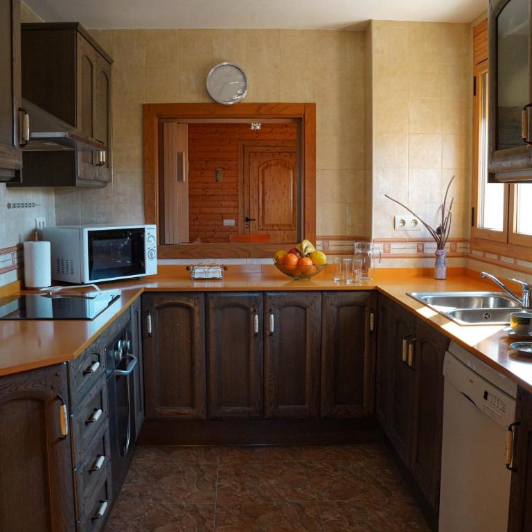 Casa la Pau - Five-Bedroom House - 14