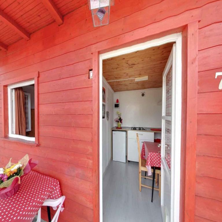 Aquacamp - One Bedroom Bungalow with Shared Bathroom - 7