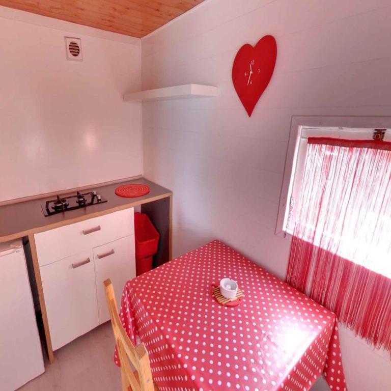 Aquacamp - One Bedroom Bungalow with Shared Bathroom - 8