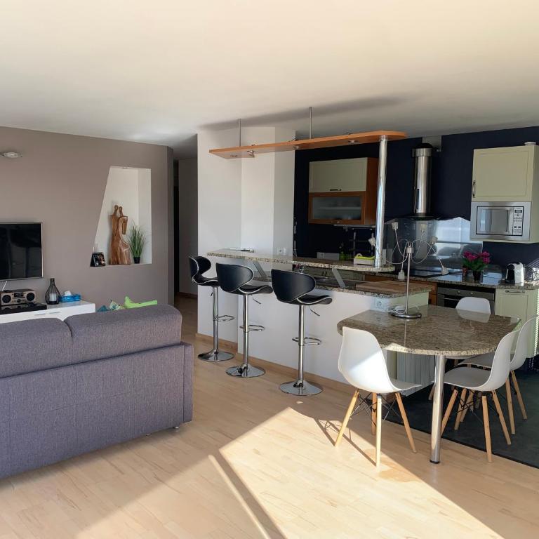 Appt 4 pers, centre-ville tout à pieds, plage 300m, aperçu mer, très calme parking privé, possibilité garage et location vélos électriques - Apartment with Balcony - 2