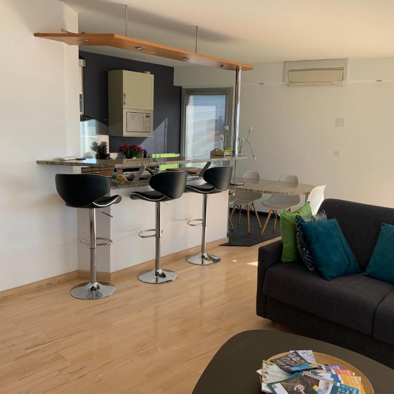 Appt 4 pers, centre-ville tout à pieds, plage 300m, aperçu mer, très calme parking privé, possibilité garage et location vélos électriques - Apartment with Balcony - 4