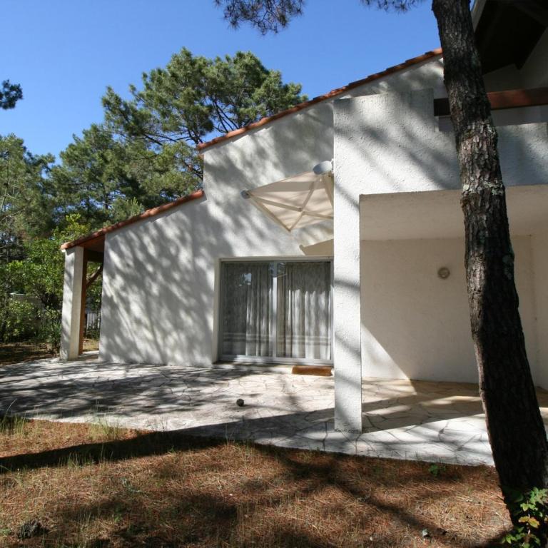 Villa avec jardin boisé, proche plage et commerces, La Tranche-sur-Mer - FR-1-22-307 - Maison de Vacances (6 Adultes) - 1