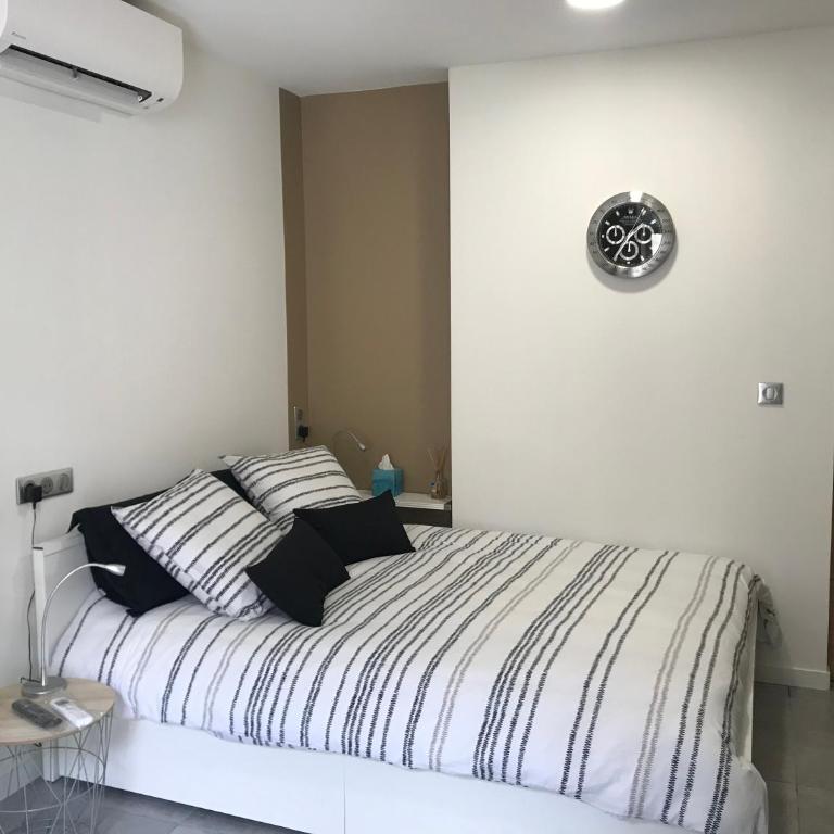 Studette de 17m2 avec parking privé gratuit Climatisation et petite cuisine - Chambre Double avec Salle de Bains Privative - 1