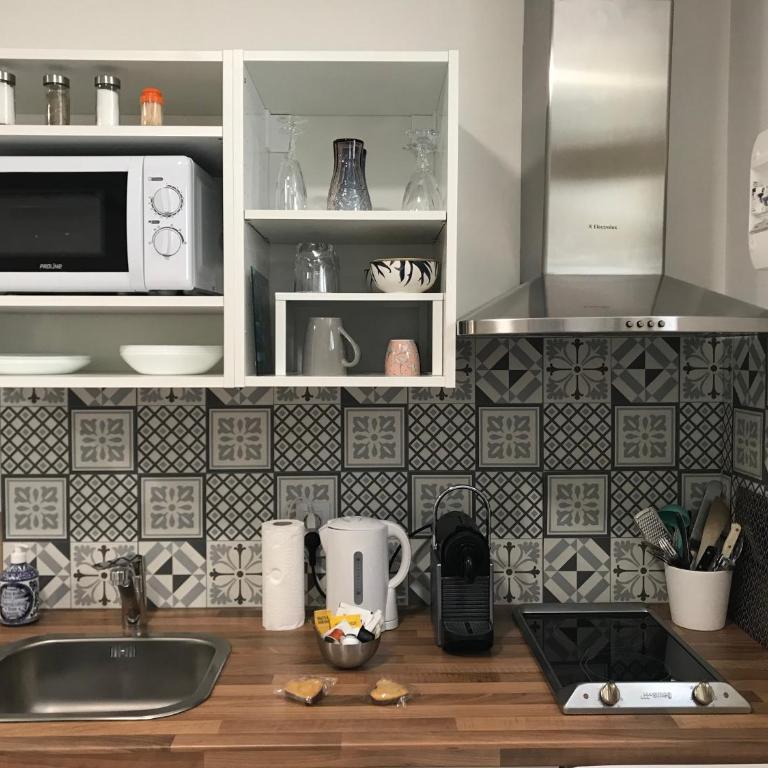 Studette de 17m2 avec parking privé gratuit Climatisation et petite cuisine - Chambre Double avec Salle de Bains Privative - 9
