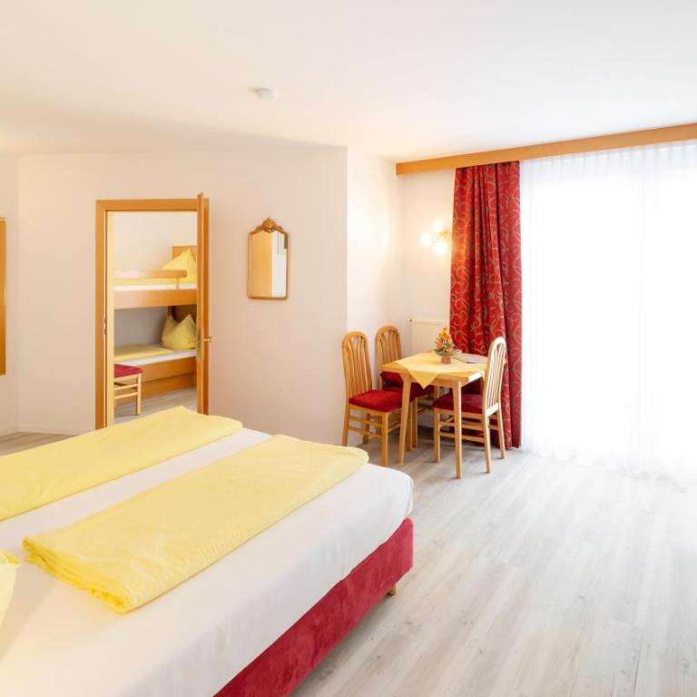 Pension Helios - Familienzimmer (2 Erwachsene + 2 Kinder) mit Balkon - 2