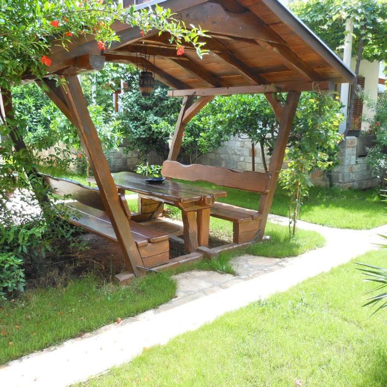 Apartments Maris - Studio with Garden View - 6