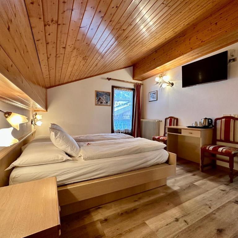 B&B Cèsa Planber Mountain View BIKE FRIENDLY - Camera Matrimoniale/Doppia con Letti Singoli con Vista Panoramica e Balcone - 9