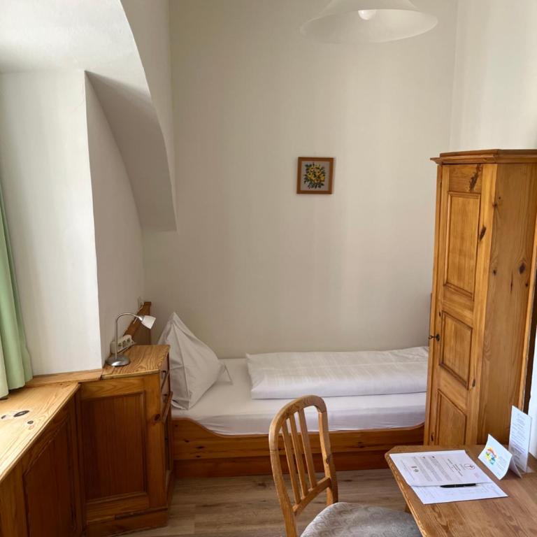 Kloster Wernberg - Einzelzimmer mit Gemeinschaftsdusche und -WC - 2