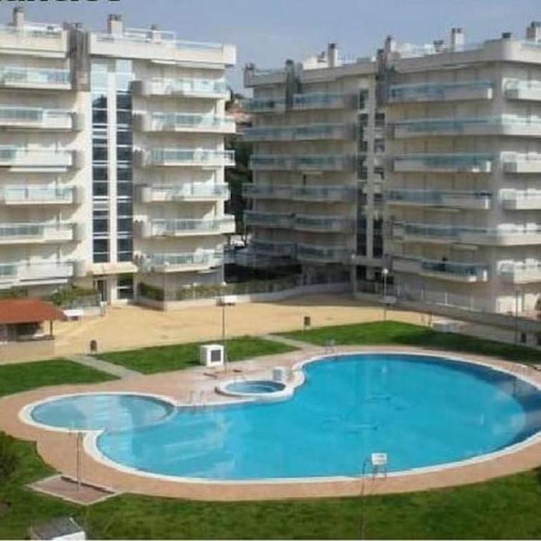 Precioso apartamento en Salou, con servicios. - Three-Bedroom Apartment - 1