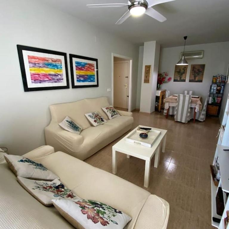Precioso apartamento en Salou, con servicios. - Three-Bedroom Apartment - 11