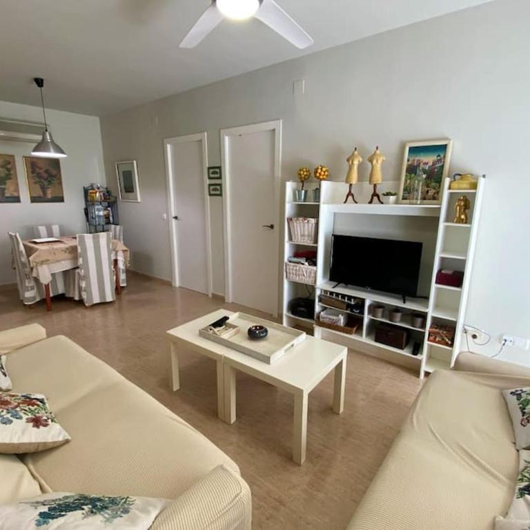 Precioso apartamento en Salou, con servicios. - Three-Bedroom Apartment - 10