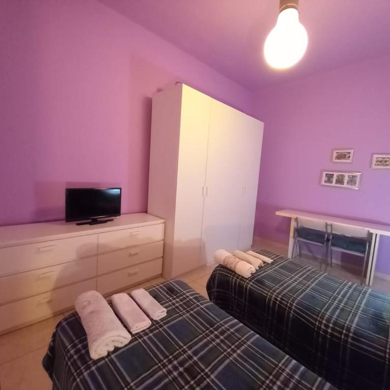 Affittacamere Appartamento colorato - Camera Queen con Bagno in Comune - 4