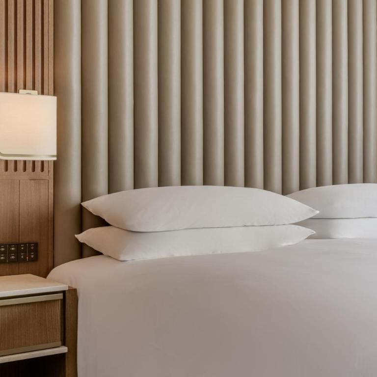 JW Marriott Hotel Madrid - Suite Junior con cama extragrande, balcón y vistas al perfil urbano - 11