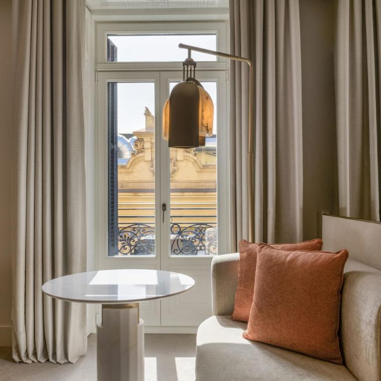 JW Marriott Hotel Madrid - Habitación Deluxe con cama extragrande, balcón y vistas a la ciudad - 1