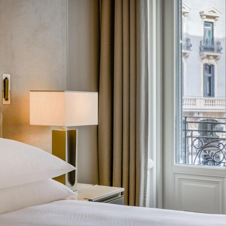 JW Marriott Hotel Madrid - Habitación Deluxe Premium con balcón y vistas a la ciudad - 1 cama extragrande - 8