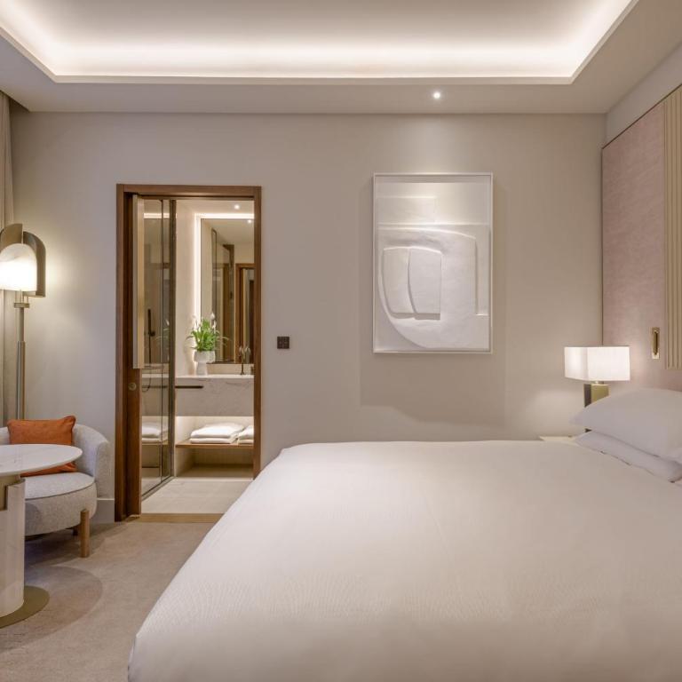 JW Marriott Hotel Madrid - Habitación Doble Deluxe con cama grande y vistas al patio - 1