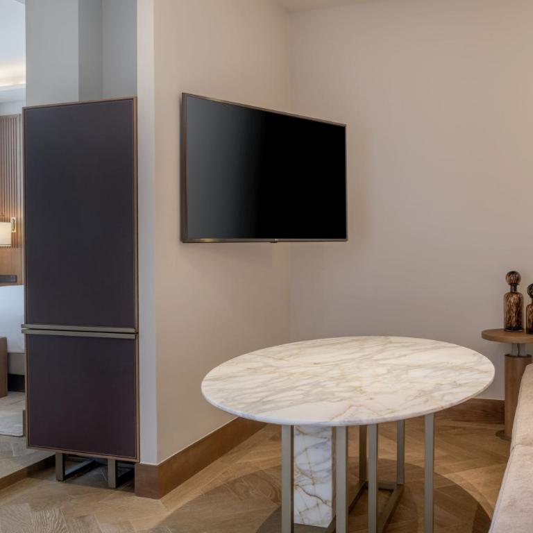 JW Marriott Hotel Madrid - Suite Junior con cama extragrande, balcón y vistas al perfil urbano - 8