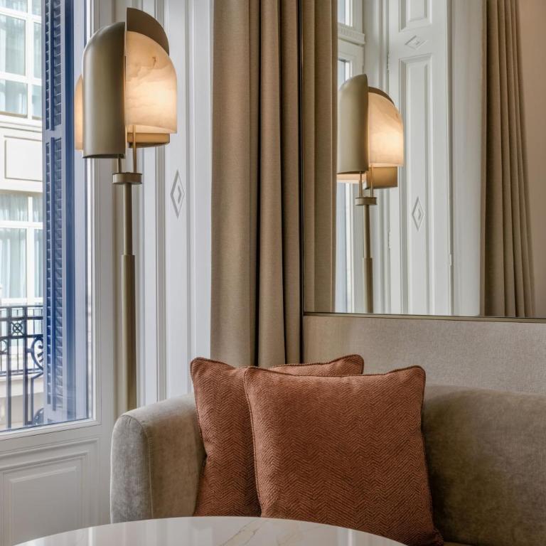 JW Marriott Hotel Madrid - Habitación Deluxe Premium con balcón y vistas a la ciudad - 1 cama extragrande - 2