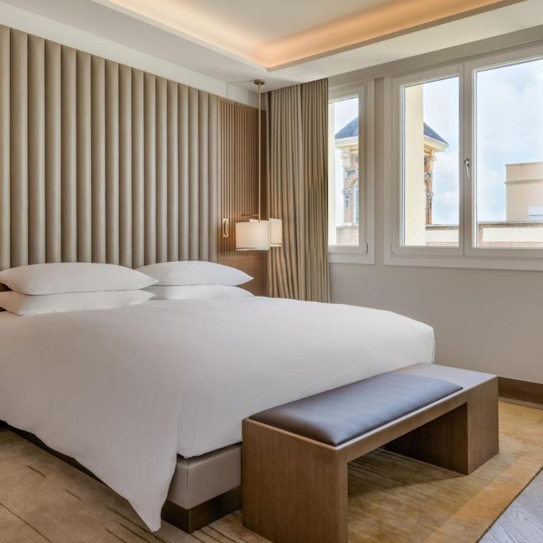 JW Marriott Hotel Madrid - Suite Junior con cama extragrande, balcón y vistas al perfil urbano - 5