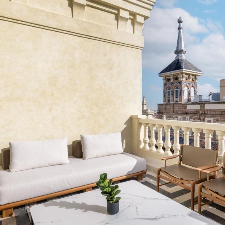 JW Marriott Hotel Madrid - Suite Junior con cama extragrande, balcón y vistas al perfil urbano - 3