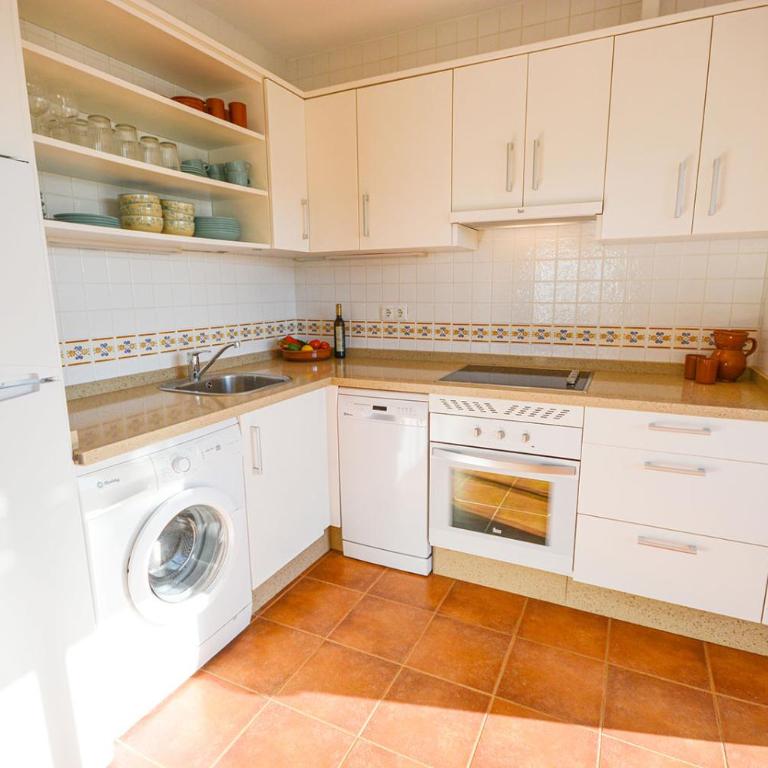 La Fuente APT6, Frigiliana Amazing 2 bedroom Family Apartment with views, Padel Court and 2 Pools HansOnHoliday Rentals - Apartamento de 2 dormitorios - 8